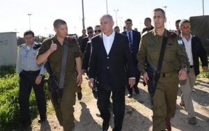 Les trois gardes de Netanyahu ont contracté le coronavirus. Le Premier ministre ne se mettra pas en quarantaine