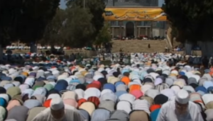 Malgré l’augmentation de cas corona à Jérusalem Est : 25 000 musulmans se sont rassemblés à la mosquée al-Aqsa