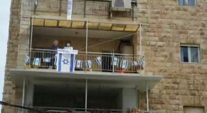 Vidéo : Joseph Kleinman, témoin lors du procès Eichmann debout sur son balcon lors de la sirène