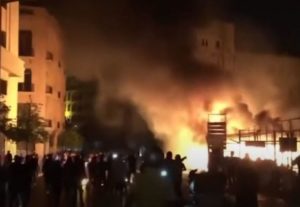 Des banques libanaises brûlent au Liban et les manifestants demandent la démission du gouvernement