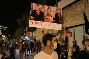 Yoga et torse nu : Les manifestations de rage à Balfour ne sont pas liées à l’économie du pays mais à la haine contre Netanyahu 