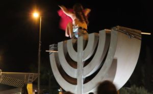 La jeune femme qui a exposé sa poitrine devant la Knesset: “Ce n’est pas méprisable, c’est le Premier ministre qui est méprisable”