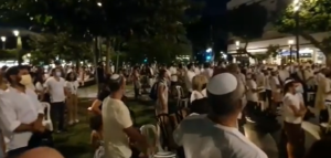 A l’opposé de la haine des gauchistes, des centaines de personnes chantent ce soir “l’Hatikva” sur la place Dizengoff à Tel Aviv