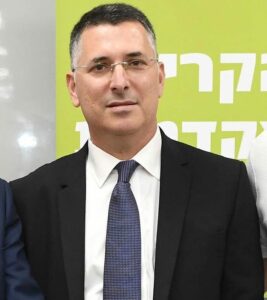 Cris entre Gideon Saar et Tamar Zandberg au conseil des ministres : “Vous avez une forte haine pour les implantations juives, c’est écœurant”
