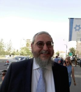 Suite aux soupçons contre le Rav Shriki, le Rav Amsellem a déclaré : “Si un rabbin accepte juste d’être seul avec un femme, il est déjà dans l’interdit “