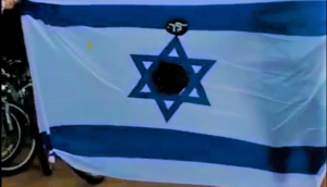 Vidéo : Profanation vulgaire du drapeau de l’État d’Israel lors de la manifestation des gauchistes