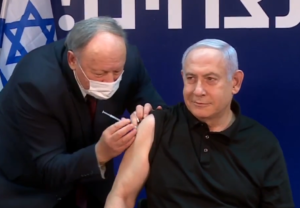 Le nombre de cas de coronavirus chute dans le pays, Netanyahu reçoit sa deuxième injection