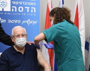 Le président Reuven Rivlin a été vacciné contre le virus corona à l’hôpital Hadassah Ein Kerem