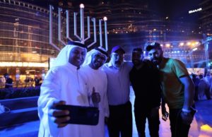 Les Juifs et habitants d’Émirats célébrent la fête de «Hanouca» devant le Burj Khalifa à Dubaï.