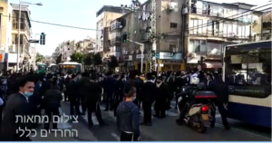 La moitié de la police de Bnei Brak est placée en isolement suite aux manifestations