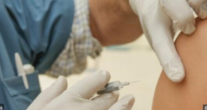 Les Israéliens se verront proposer des vaccins contre la grippe et le coronavirus après Souccot