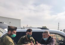 Distribution de « Mishloah Manot » aux soldats : Quand trois générations se rencontrent …