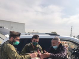 Distribution de « Mishloah Manot » aux soldats : Quand trois générations se rencontrent …