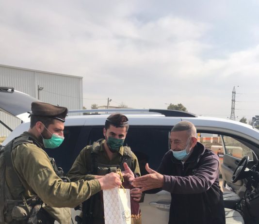 Distribution de « Mishloah Manot » aux soldats : Quand trois générations se rencontrent …