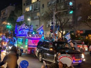 Vidéo : Israël célèbre son indépendance et les gens descendent dans la rue sans restrictions