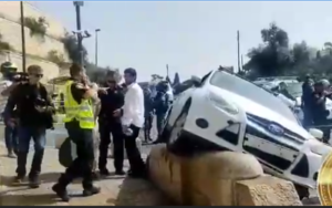 🔴 Des pierres ont été lancées sur un véhicule juif, le conducteur a perdu le contrôle et les Arabes ont tenté de lyncher les passagers