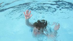 🔴 Lod | Des filles arabes ont tenté de noyer une fille juive dans une piscine