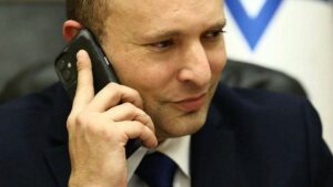 Les membres de la droite contre Bennett : « L’une des plus grosses arnaques de la politique israélienne »