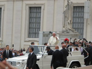 Fin de l’hypocrisie catholique | Le pape François dit qu’il pourrait lever les conditions de célibat pour les curés