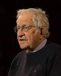 Noam Chomsky fustige un journal écossais pour s’être excusé d’antisémitisme