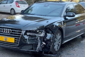 La voiture de Netanyahu impliquée dans un accident, Bibi acclamé au Mahané Yehouda