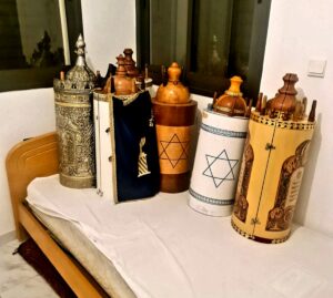 Les rouleaux de la Torah volés dans une synagogue de Tel-Aviv ont été retrouvés dans un immeuble d’Ashdod