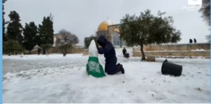 Jérusalem : Les arabes attaquent les juifs et la police en cachant des pierres dans les boules de neige