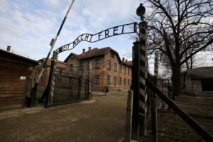 Une touriste arrêtée pour avoir fait le salut nazi à Auschwitz