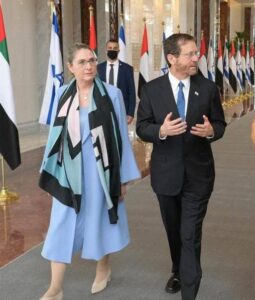 Herzog à l’Expo de Dubaï : “Plus de 120 accords ont déjà été signés entre Israël et les Emirats Arabes Unis”