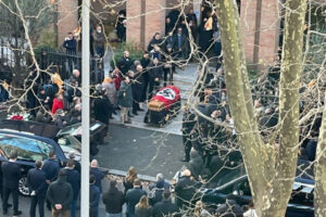 Salutations et drapeau nazi aux funérailles d’un militant de droite en Italie