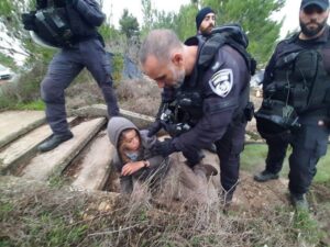 Triste de voir cela en Israël : Violences policières contre des enfants de Chumash