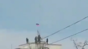 L’armée russe hisse le drapeau Russe sur le bâtiment gouvernemental en Ukraine
