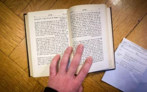 Des missionnaires chrétiens offrent des Bibles en yiddish aux ultra-orthodoxes de New York