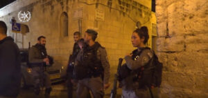 Attaque au couteau à Jérusalem : Deux policiers ont été légèrement et modérément blessés – l’attaque a été neutralisée