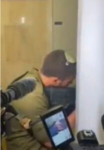 La police en colère suite aux vidéos des soldats de Tsahal à Tel Aviv : Tsahal : “Aucune autorisation n’a été donné aux journalistes”
