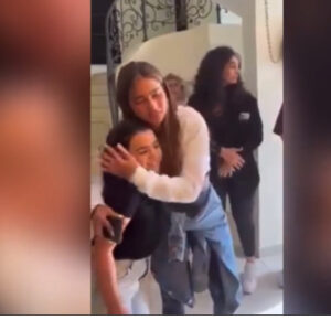 La jeune star israélienne Noa Kirl est venue réconforter la fille d’Oren Ben Yiftach tué à la hache à Elad