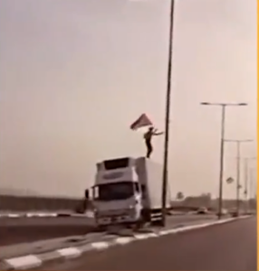Un chauffeur de camion d’une entreprise israélienne remplace les drapeaux israéliens sur l’autoroute par des drapeaux de l’OLP