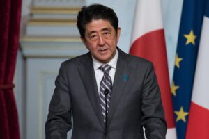 L’ancien Premier ministre japonais grièvement blessé lors d’un discours public apres avoir reçu des balles