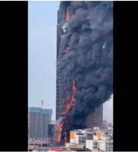 Nombre de victimes inconnu : un gratte-ciel en Chine a complètement brûlé en 20 minutes