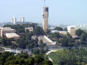 Apres l’attaque à Jérusalem : L’Université hébraïque a envoyé un message aux élevés supprimant le mot “attentat”, ce qui a exaspéré les étudiants 