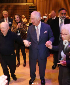 Regardez: Le roi Charles danse lors d’une fête de Hanouca à Londres