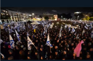 Environ 50 000 manifestants à Tel Aviv : ” Nous prévoyons un coup d’État pour changer l’identité démocratique d’Israël”