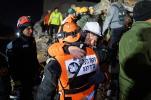 Opération “Branches d’olivier”: après environ 120 heures , les secouristes israéliens sauvent un enfant de 9 ans en Turquie 