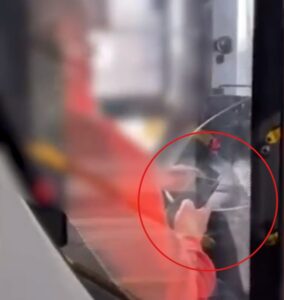 “Votre vie ne vaut rien” : un chauffeur de bus a été filmé en train de lire des messages, de parler au téléphone et manger du yaourt