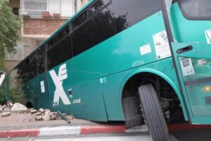 🔴 Miracle à Haïfa  : un bus plein a perdu le contrôle et a percuté un immeuble résidentiel