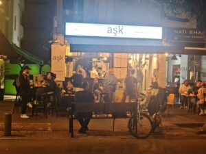 Le restaurant Shawarma de Tel Aviv suscite l’indignation : il est resté ouvert pendant la sirène du jour du Souvenir