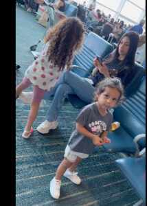 Un blogueur du Koweït agresse une mère israélienne avec ses deux petits à l’aéroport de Dubaï