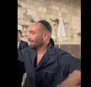 Regardez : Omar Adam a dansé avec des jeunes ultra-orthodoxes au Mur du Kottel