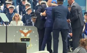 De nouveau…Biden tombe au sol lors de la cérémonie de l’US Air Force