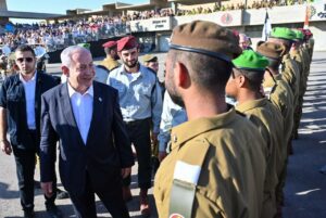 Binyamin Netanyahu lors de la remise des diplômes des officiers : “Efforcez-vous d’accomplir les tâches tout en sauvant autant que possible des vies humaines”.